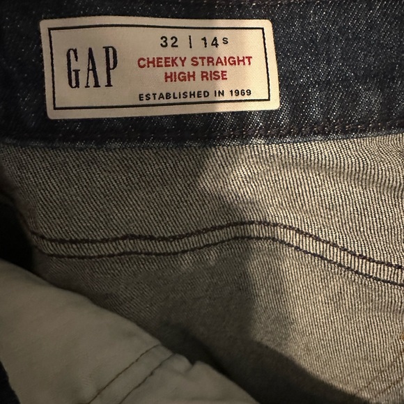 Gap cheeky high rise straight size 32 short - Picture 4 of 5